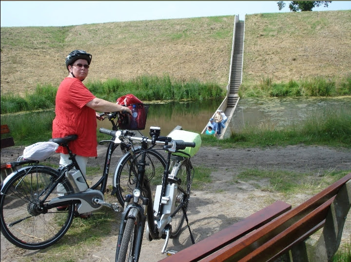 fietsen door het water  mozesbrug dat gaat helaas niet